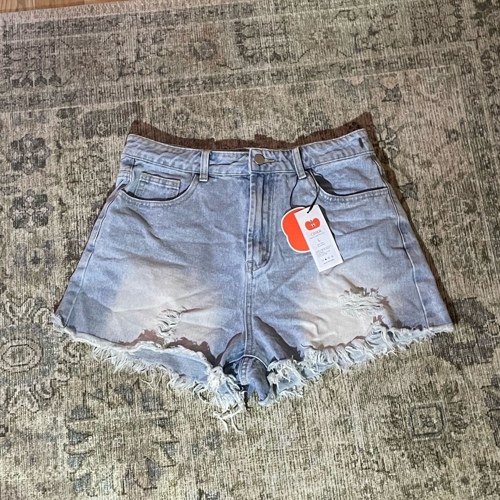 Cider NWT Light Wash Blue Distressed Boyfriend Denim Short Size Large